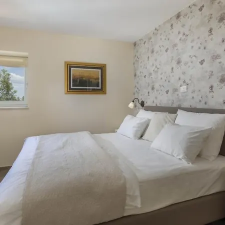 Lux. Ema Villa *