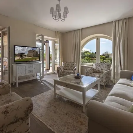 Lux. Ema Villa *